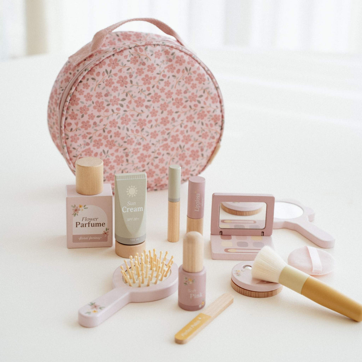 Wooden make-up set