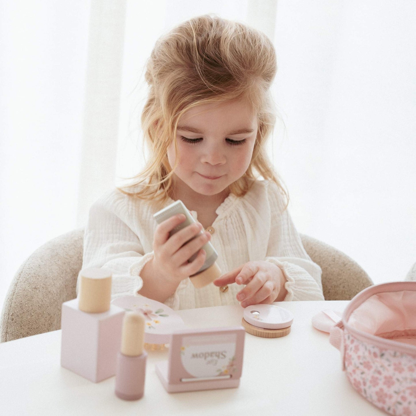 Wooden make-up set