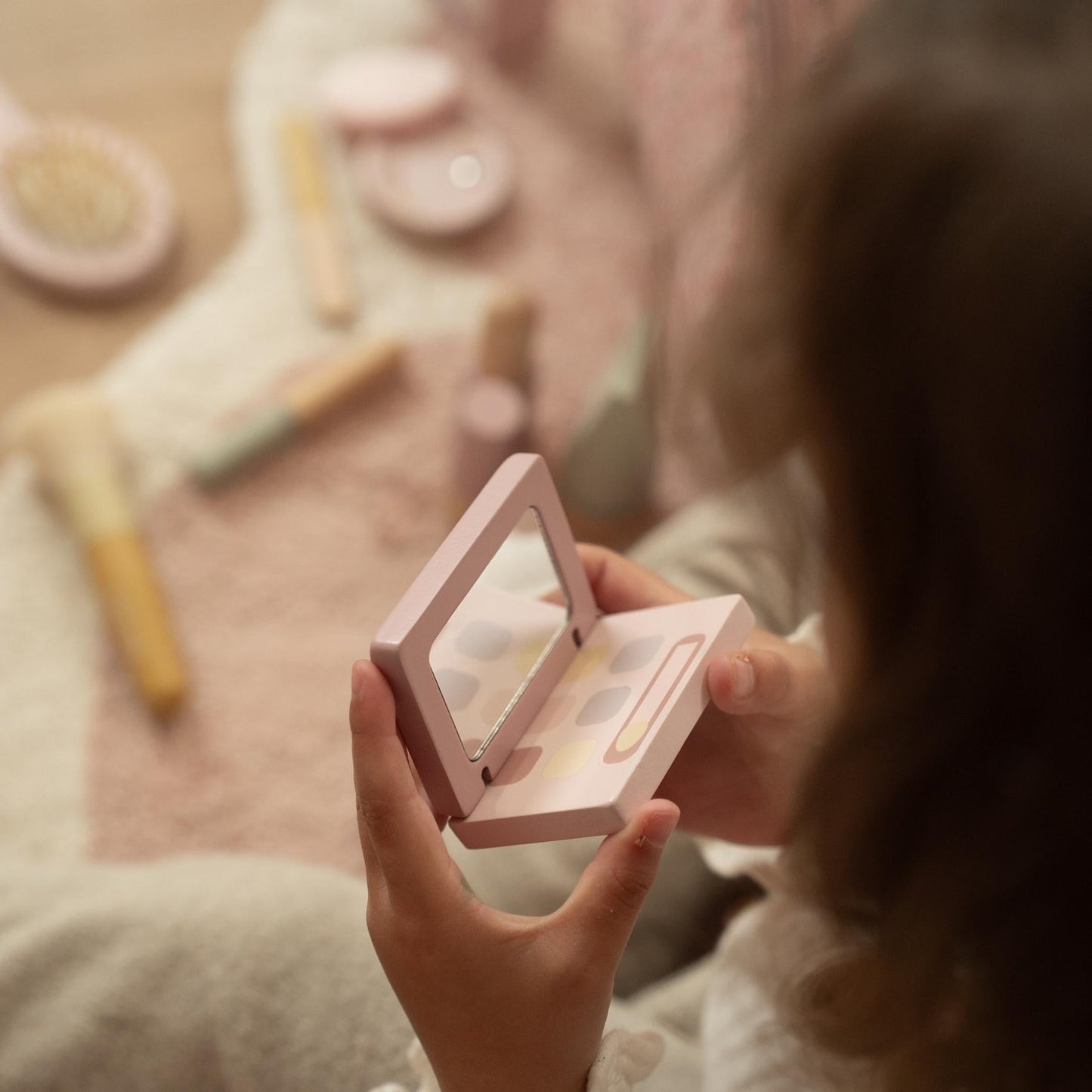 Wooden make-up set