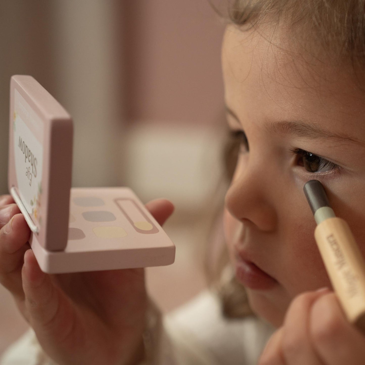 Wooden make-up set