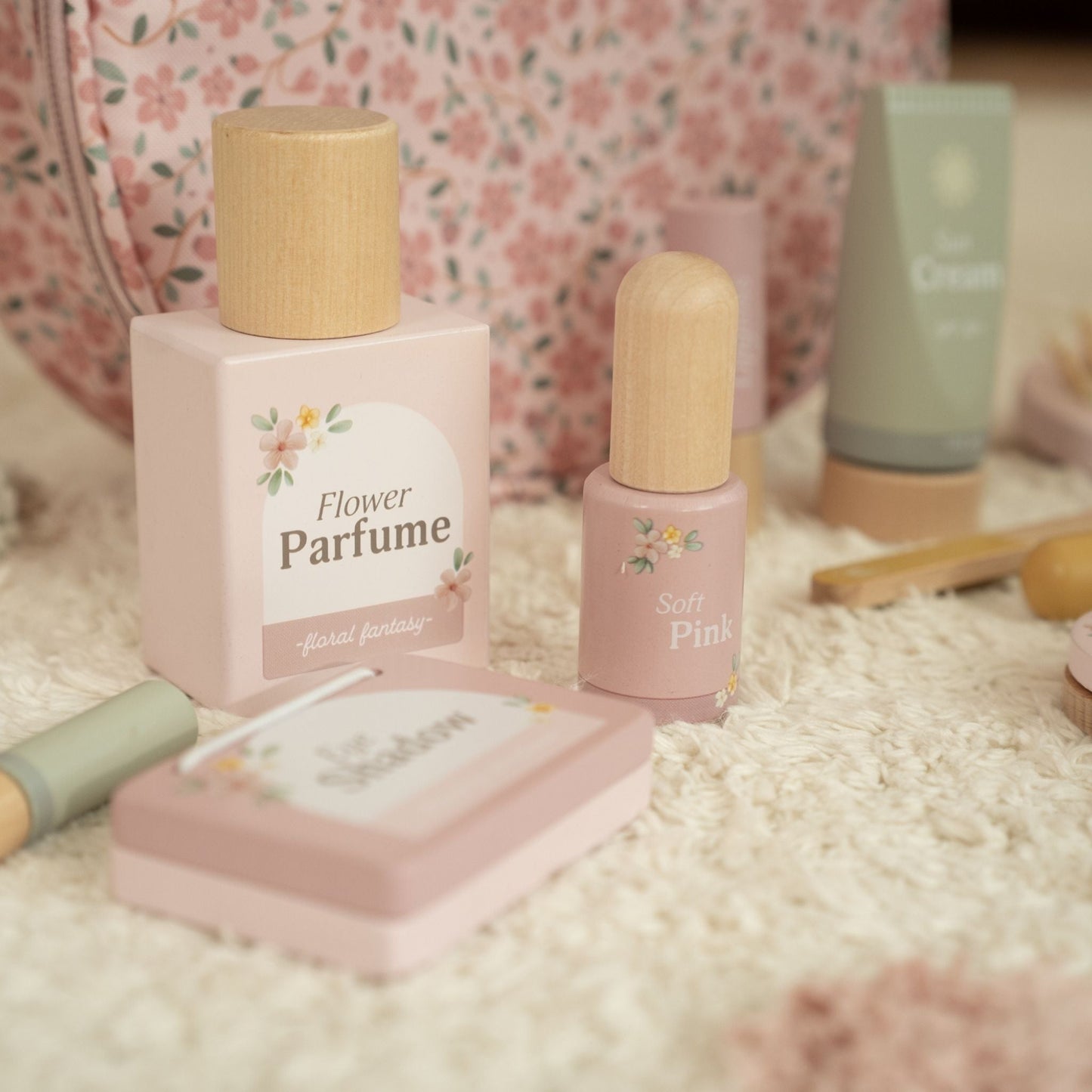 Wooden make-up set